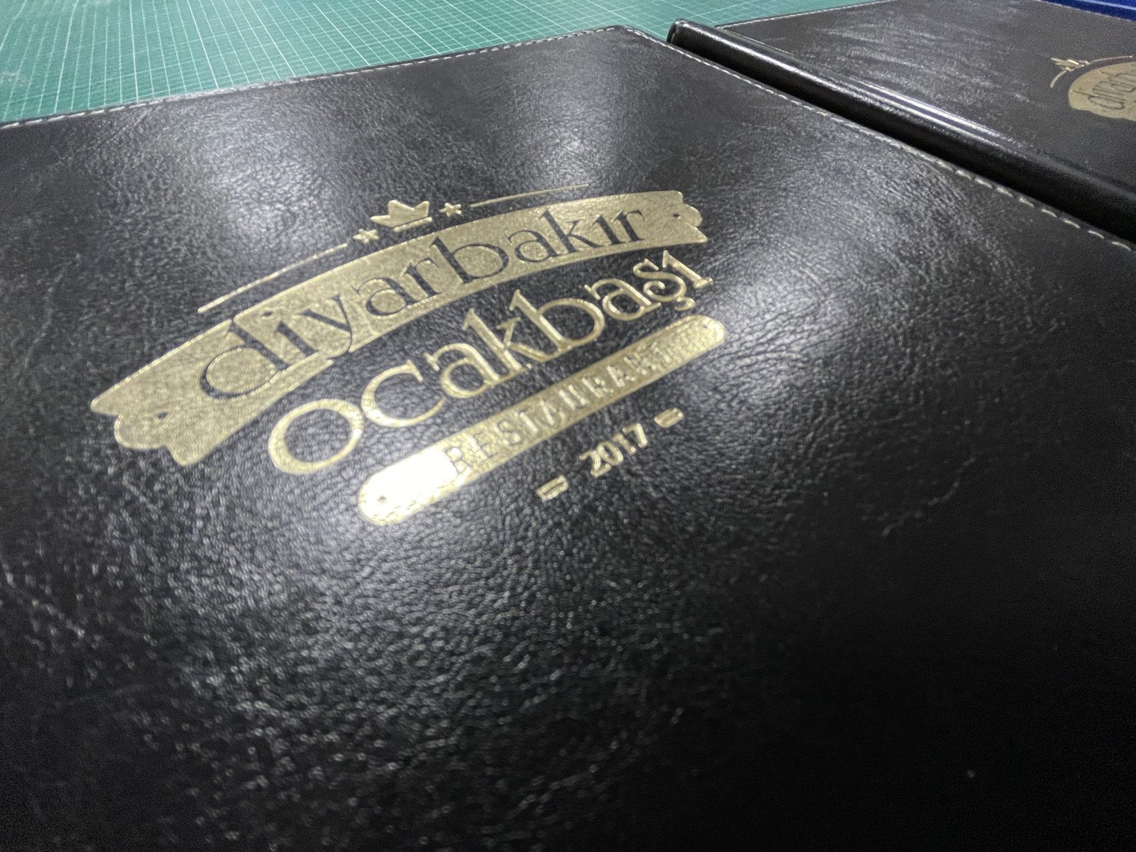 Hardcover-Menükarten mit Goldbeschriftung – Bild 4