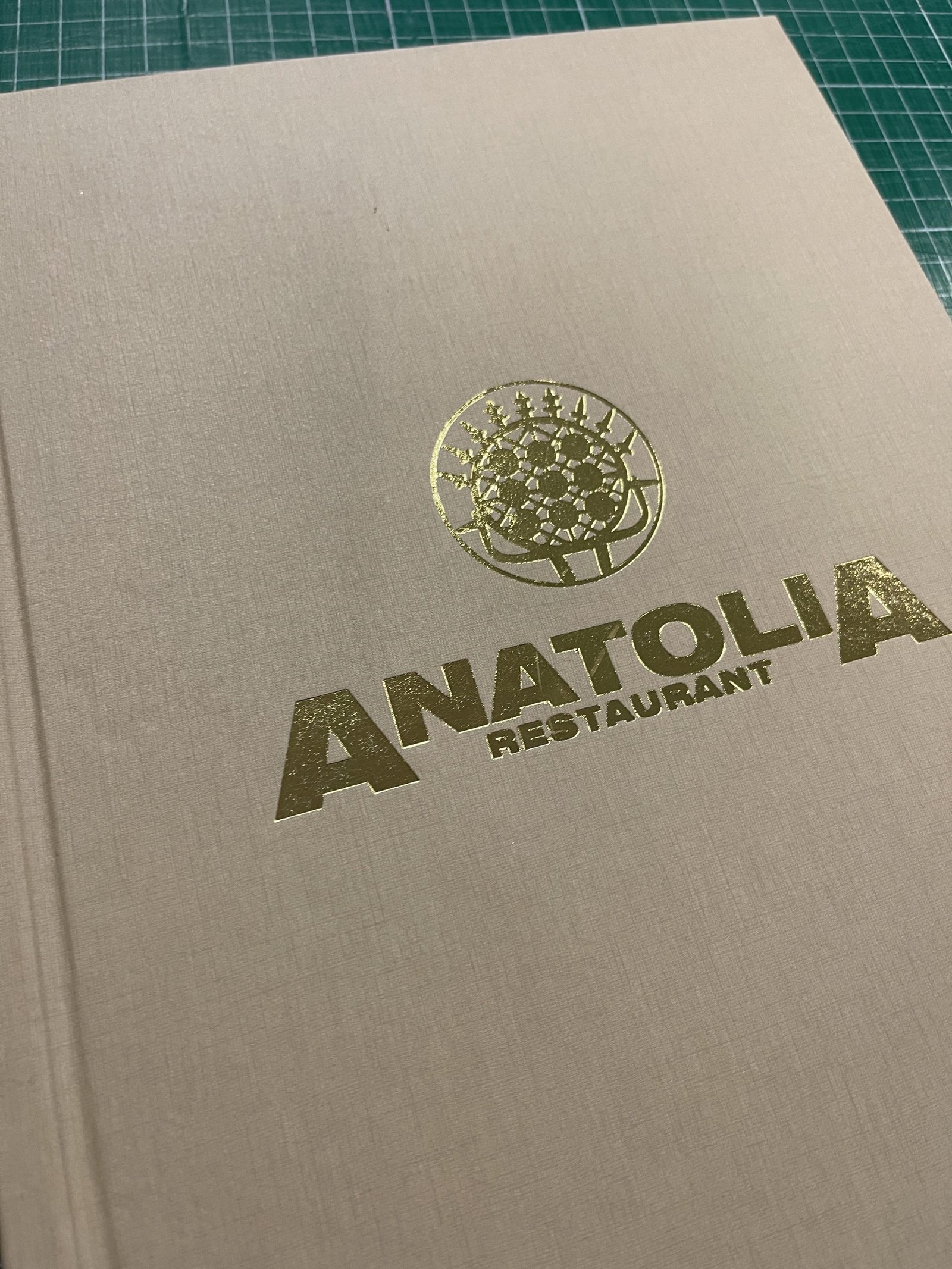 Hardcover-Menükarten mit Goldbeschriftung – Bild 3